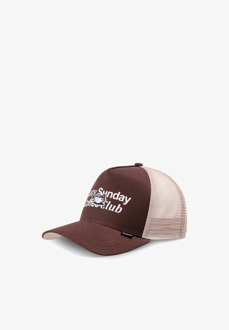 Casquette de baseball en maille marron et beige avec le texte "Lazy Sunday Coffee Club" et un dessin de tasse de café sur le devant, vue en angle sur fond blanc.