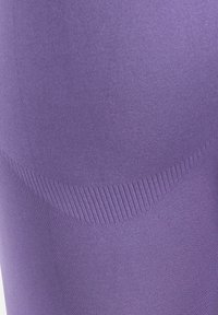 Tela morada texturizada con un sutil patrón acanalado que forma un diseño curvado a lo largo de la superficie.