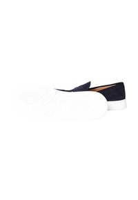 Scarpa slip-on in suede blu navy con suola in gomma bianca, punta arrotondata liscia e design minimalista con dettaglio decorativo a fiocco sulla parte superiore.