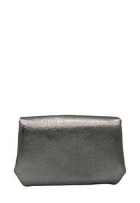 Petite pochette rectangulaire métallique argentée avec une surface texturée sur fond blanc.