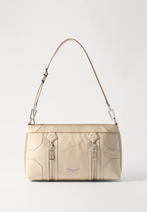 Sac à main en cuir beige avec quincaillerie argentée, deux fermetures éclair latérales, design structuré et une bandoulière amovible pour plus de polyvalence.