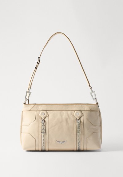 Sac à main en cuir beige avec quincaillerie argentée, deux fermetures éclair latérales, design structuré et une bandoulière amovible pour plus de polyvalence.