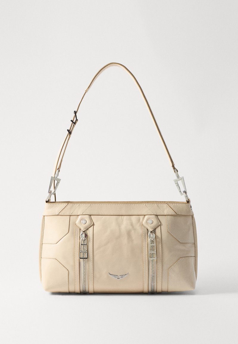 Sac à main en cuir beige avec quincaillerie argentée, deux fermetures éclair latérales, design structuré et une bandoulière amovible pour plus de polyvalence.