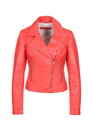 Giubbotto biker in pelle corallo con colletto a punta, chiusura a zip asimmetrica e due tasche anteriori con zip. Texture liscia e design aderente.