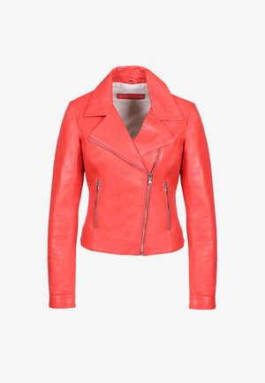 Veste en cuir corail de style motard avec un col cranté, une fermeture éclair asymétrique et deux poches zippées à l'avant. Texture lisse et design ajusté.