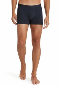 Boxer briefs da uomo in colore blu navy con una vestibilità aderente, realizzati in morbido tessuto, dotati di un ampio elastico in vita con branding e una tasca anteriore per supporto.