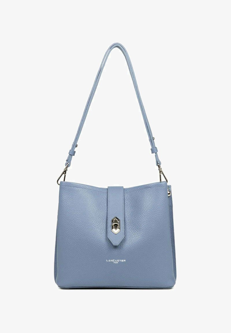 Borsa a mano in pelle blu chiaro con forma strutturata, dotata di un pattina centrale e hardware in metallo. Inclusa una tracolla regolabile.