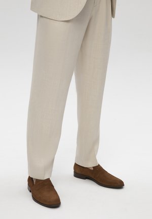 Wojas, PÓŁBUTY MĘSKIE - Business-Slipper - brown 10294-63