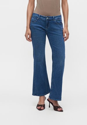 ONLY Petite, ONLLOLA SUPER LOW WAIST FLARED - Jeans skinny - medium blue denim
