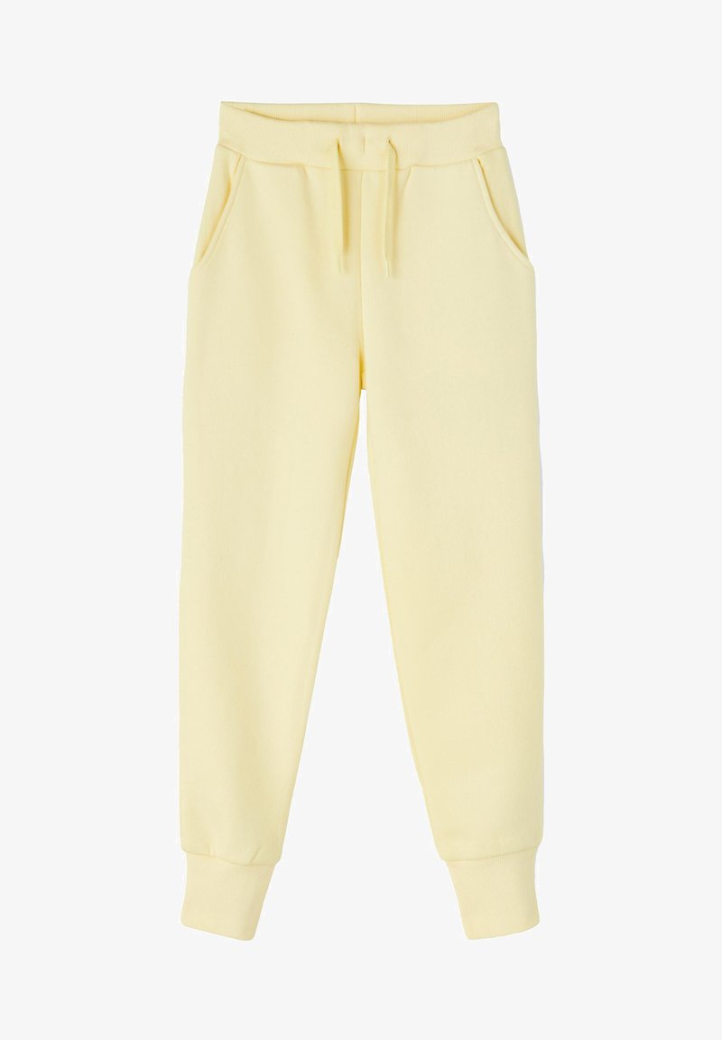 Pantalones de chándal amarillos de algodón con cintura elástica, cordón y bolsillos laterales. Piernas ajustadas con puños acanalados en el tobillo.