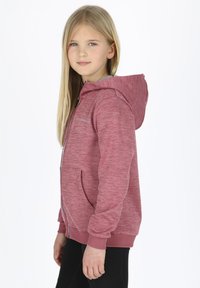 Huvtröja med dragkedja i vinröd med melerat mönster, med framfickor och ribbade ärmslut. Bärs över en grå topp.