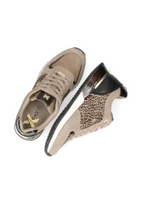 Beige mockasinsneakers med svarta accenter och leopardtryckdetaljer på sidan. Platt gummisula med en blank finish vid hälen.