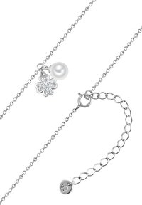 Collar de cadena de plata con un charm de perla y una flor con acentos claros, destacando detalles intrincados y un acabado pulido.
