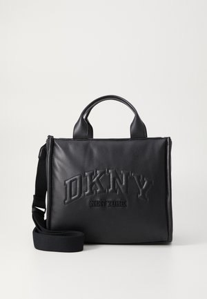 Sac à main en cuir noir DKNY avec poignées supérieures, bandoulière réglable en tissu et logo embossé "DKNY New York" sur le devant.