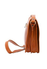 Borsa a tracolla in pelle marrone chiaro con una texture liscia, tasca laterale con zip e lunga tracolla regolabile. Caratterizzata da un design minimalista e linee pulite.