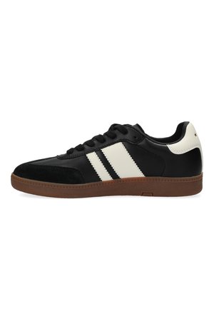 Scarpa da ginnastica nera low-top con suola marrone, strisce bianche sul lato, lacci neri e colletto del tallone bianco con un piccolo dettaglio a stella.