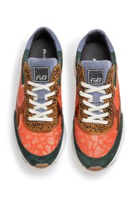 Mehrfarbige Sneakers mit orangefarbenem und grünem Wildleder, Akzenten im Leopardenmuster, weißen Schnürsenkeln und einem strukturierten Design. Gummisohle mit hellbraunen Details.
