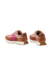 Scarpe sportive con una combinazione di suede marrone e mesh rosa, dettagli testurizzati, un'intersuola bianca e una suola in gomma marrone resistente.
