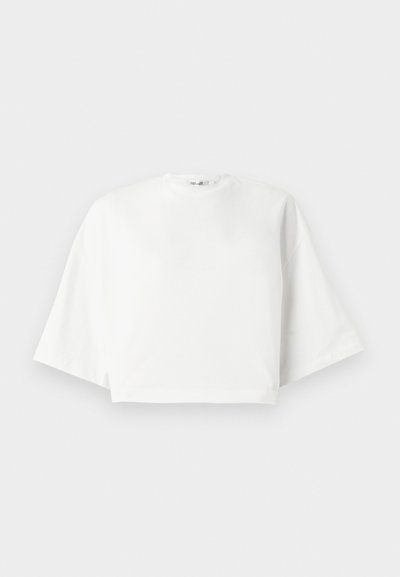 White cropped t-shirt with relaxed fit, short wide sleeves, round neckline, and side slits, made from soft cotton material.