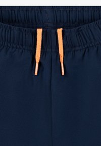 Μπλε σκούρο μαγιό για άντρες με ελαστική μέση και πορτοκαλί κορδόνια. Διαθέτει υφή υφάσματος και διακριτικά λογότυπα της μάρκας.