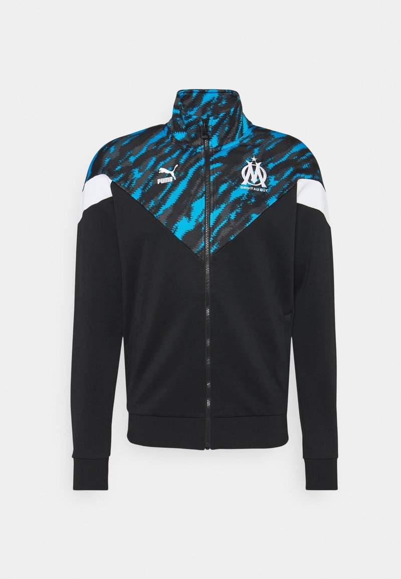 Zwarte zip-up jas met hoge kraag, voorzien van een blauw-zwart patroon in het bovenste gedeelte, witte accenten en geborduurde logo-details.