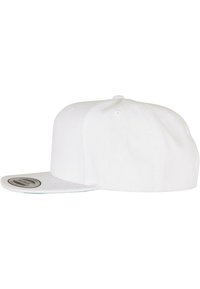 Witte snapback pet met een platte klep, gemaakt van stof. Voorzien van ventilatiegaatjes en een logo patch op de klep. Geen extra accenten opgemerkt.