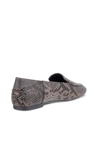 Chaussure mocassin plate pour femme avec motif peau de serpent gris et noir et petit talon noir, vue de l'arrière en angle sur fond blanc.
