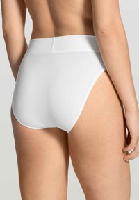 Witte katoenen hoogtailleonderbroek met een gladde textuur en een subtiele elastische tailleband, ontworpen voor comfort en bescheidenheid.