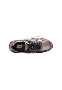 Zapatilla deportiva con un exterior en plata metálico y negro, cuero texturizado, cordones negros y suela de goma. Logo en la plantilla.