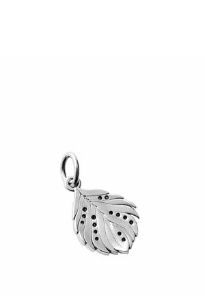 Colgante plateado con forma de hoja con venas grabadas y pequeños detalles en puntos negros, unido a un aro redondo para enhebrar la cadena.