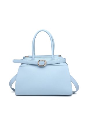 Sac à main en cuir bleu clair avec deux poignées, une ceinture avant avec une boucle dorée et une bandoulière réglable.