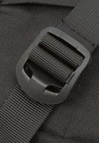 Nahaufnahme eines schwarzen Gurtbands mit einer Kunststoffschnalle, das das strukturierte Material und den Befestigungsmechanismus zeigt.