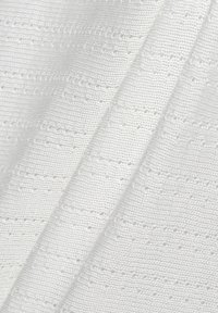 Tessuto bianco strutturato con un motivo intrecciato, caratterizzato da sottili linee orizzontali e piccole perforazioni per un dettaglio aggiuntivo.