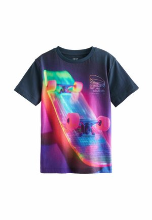 Baumwoll-T-Shirt mit einem lebhaften Grafikdesign eines Skateboards, das Farben von Grün, Pink und Blau mischt. Enthält Logotext in Weiß.