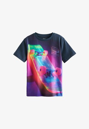Bavlněné tričko s výraznou grafikou skateboardu, kombinujícími barvy zelené, růžové a modré. Obsahuje text loga v bílé barvě.