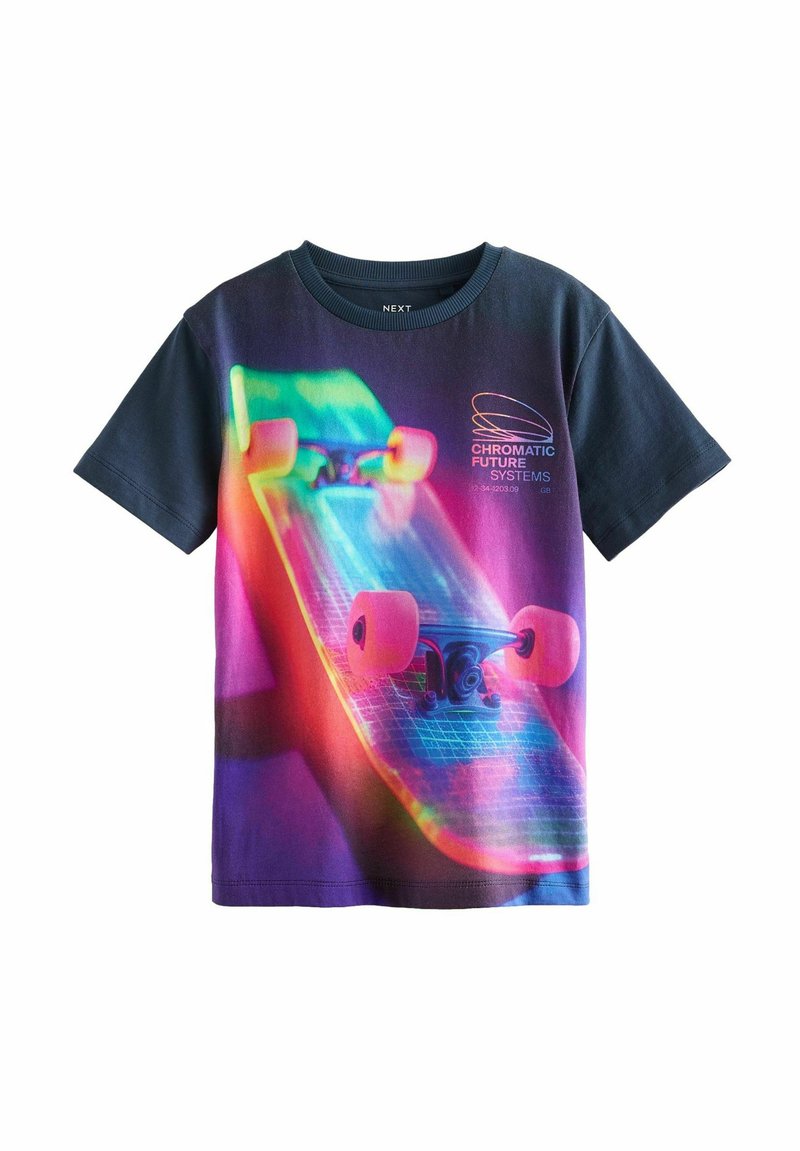Baumwoll-T-Shirt mit einem lebhaften Grafikdesign eines Skateboards, das Farben von Grün, Pink und Blau mischt. Enthält Logotext in Weiß.