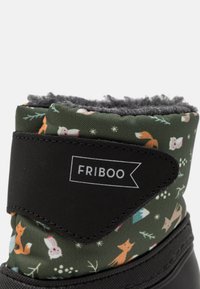 Zöld csizma vidám állatmintázattal, fekete szintetikus alappal, puha szürke gyapjúbéléssel és Velcro pánttal, amelyen a 'FRIBOO' felirat szerepel.