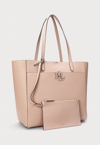 Beige nahkalaukku kaksinkertaisilla kahvoilla, tekstuuripinnalla ja edessä logolla. Mukana on yhteensopiva irrotettava lompakko vetoketjulla.