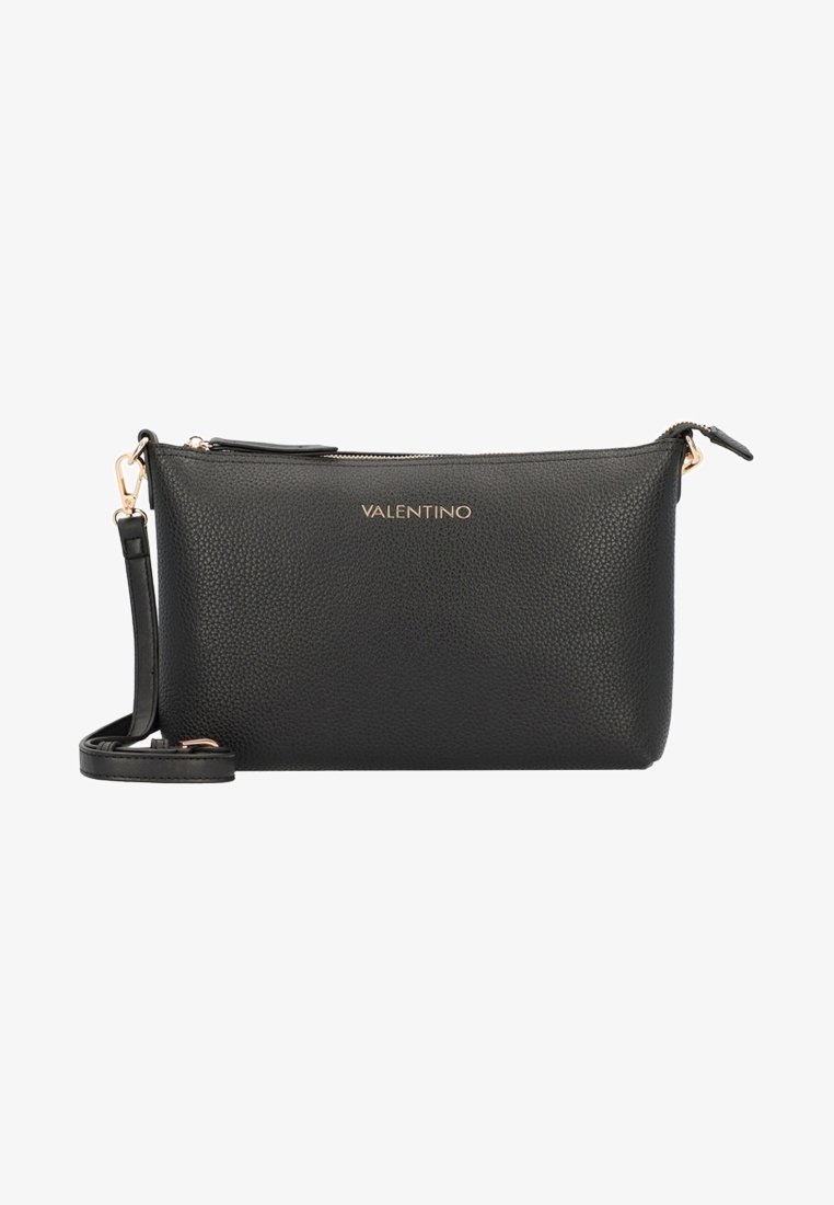 Sac à main en cuir noir avec une surface texturée, quincaillerie dorée, fermeture éclair et bandoulière amovible. Logo affiché à l'avant.