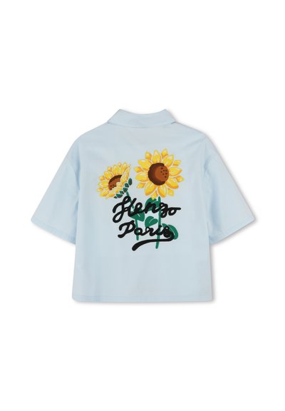 Chemise bleu clair à manches courtes ornée de deux tournesols jaunes et d'un texte en cursive noir portant la mention "Glenzo Paris" au dos.