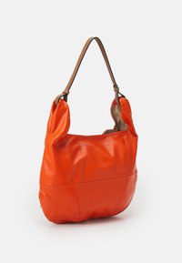 Borsa a spalla in pelle arancione con forma arrotondata, texture morbida e manico intrecciato marrone; presenta cuciture decorative.