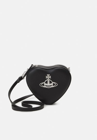 Geantă crossbody din piele naturală, în formă de inimă, de culoare neagră, cu accent argintiu și închidere cu fermoar. Are o curea subțire și ajustabilă. Textură netedă.