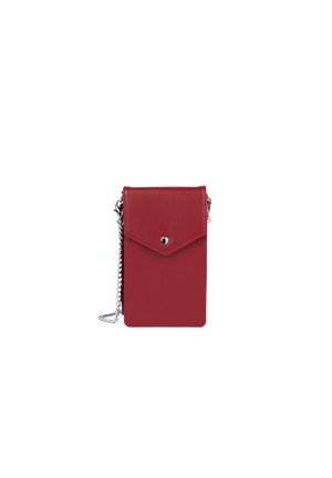 Rote Leder-Crossbody-Tasche mit strukturiertem Finish, umschlagbarer Klappe und Druckknopfverschluss. Verfügt über einen silbernen Kettenriemen zum Tragen.