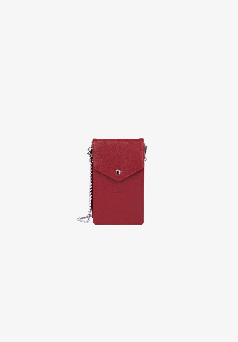 Borsa a tracolla in pelle rossa con finitura testurizzata, pattina ripiegabile e chiusura a scatto. Caratterizzata da una tracolla in catena argentata per il trasporto.