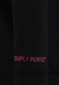Sort sweatshirt med pink broderet tekst "SIMPLY PERFECT" på ærmet, med en glat tekstur og en tætsiddende pasform.