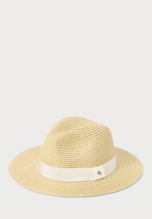 Bred med bred skygge i beige med et kremfarget bånd. Den vevde teksten er fremtredende, og gir et avslappet og luftig design.
