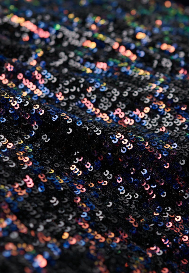 Czarna tkanina z cekinami, zdobiona wielokolorowymi, odbijającymi światło okrągłymi cekinami w różnych kolorach, tworząca błyszczący teksturę i wzór.