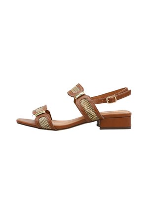 Sandalia marrón de punta abierta con tacón bajo de bloque, detalles beige tejidos en las tiras y cierre ajustable con hebilla en el tobillo.