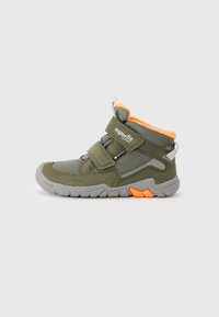 Chaussure montante verte pour enfants en maille et suède, avec des accents orange, deux sangles Velcro, et une semelle en caoutchouc grise avec un motif de semelle.