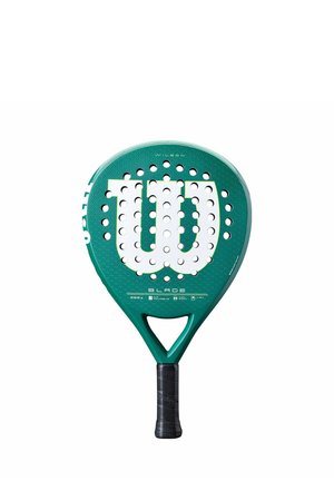 Racchetta da padel Wilson Blade verde con manico nero e grande logo Wilson bianco sulla superficie con più fori rotondi.